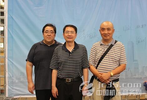現(xiàn)場交流、合影留念 現(xiàn)場交流、合影留念