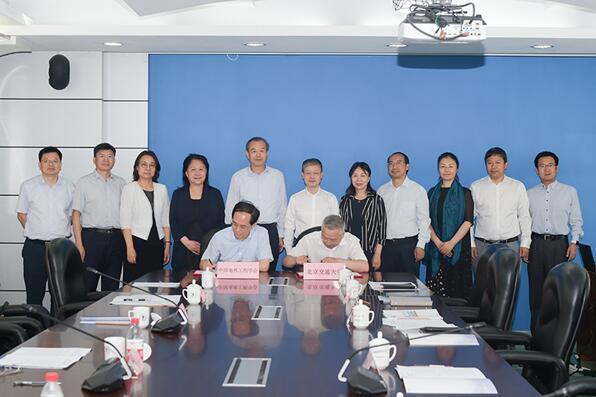 謝明亮和孫守光代表雙方在戰(zhàn)略合作協(xié)議上簽字 謝明亮和孫守光代表雙方在戰(zhàn)略合作協(xié)議上簽字