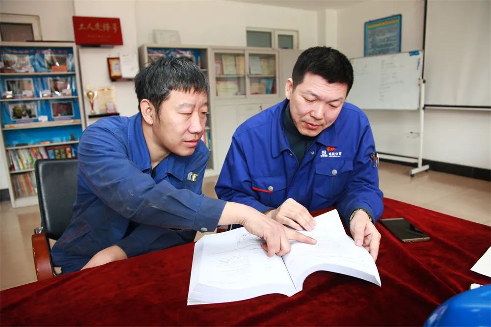 哈電電機(jī)線圈分廠技師工作室榮獲全國工人先鋒號 哈電電機(jī)線圈分廠技師工作室榮獲全國工人先鋒號