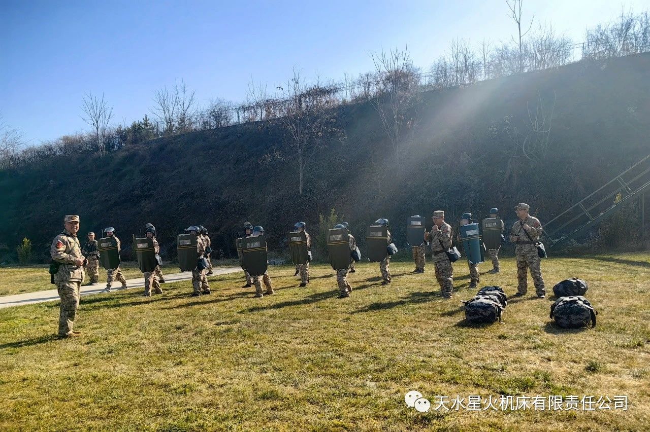星火機(jī)床公司組織職工參加天水市民兵應(yīng)急營集訓(xùn) 星火機(jī)床公司組織職工參加天水市民兵應(yīng)急營集訓(xùn)