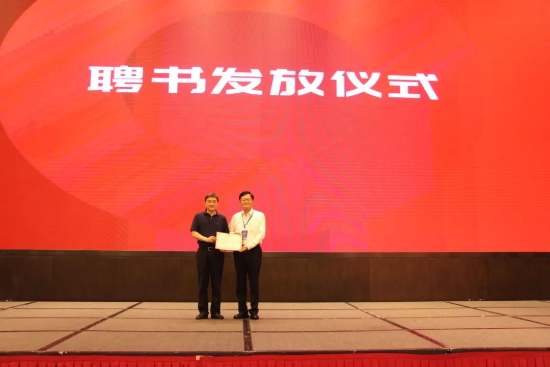 浙江省經(jīng)信廳一級(jí)調(diào)研員朱濤(左)為聯(lián)盟新當(dāng)選主席蔡正雄頒發(fā)聘書 浙江省經(jīng)信廳一級(jí)調(diào)研員朱濤(左)為聯(lián)盟新當(dāng)選主席蔡正雄頒發(fā)聘書