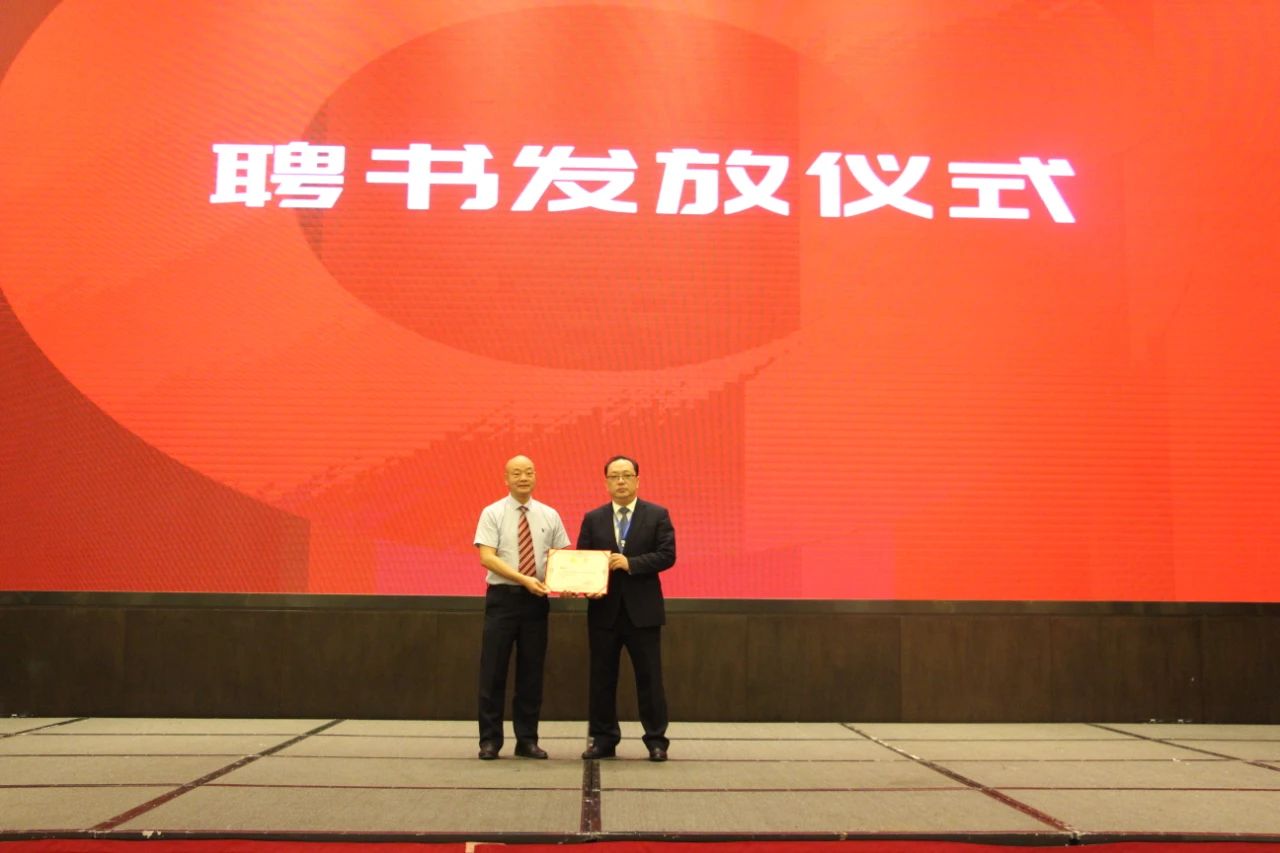 聯(lián)盟秘書長陳九州(右二)為新任副秘書長莊翠芬、吳穎、夏盧娟頒發(fā)聘書 聯(lián)盟秘書長陳九州(右二)為新任副秘書長莊翠芬、吳穎、夏盧娟頒發(fā)聘書