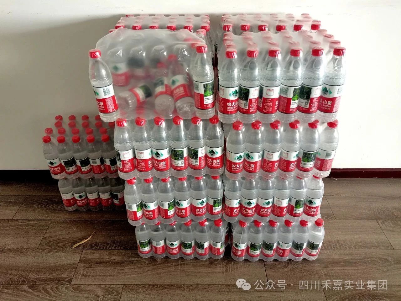 公司為一線員工發(fā)放純凈水 公司為一線員工發(fā)放純凈水