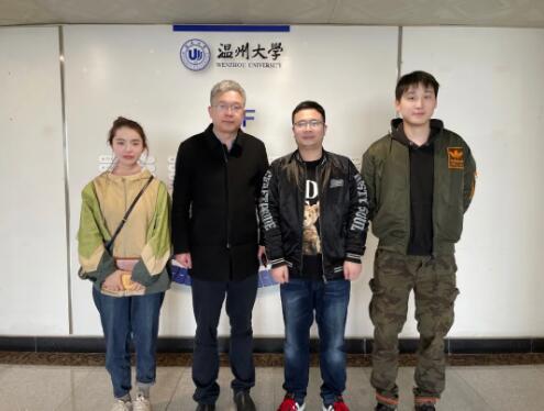 左二:溫州大學研究生院副院長、溫州市激光行業(yè)協(xié)會秘書長馮愛新 左二:溫州大學研究生院副院長、溫州市激光行業(yè)協(xié)會秘書長馮愛新