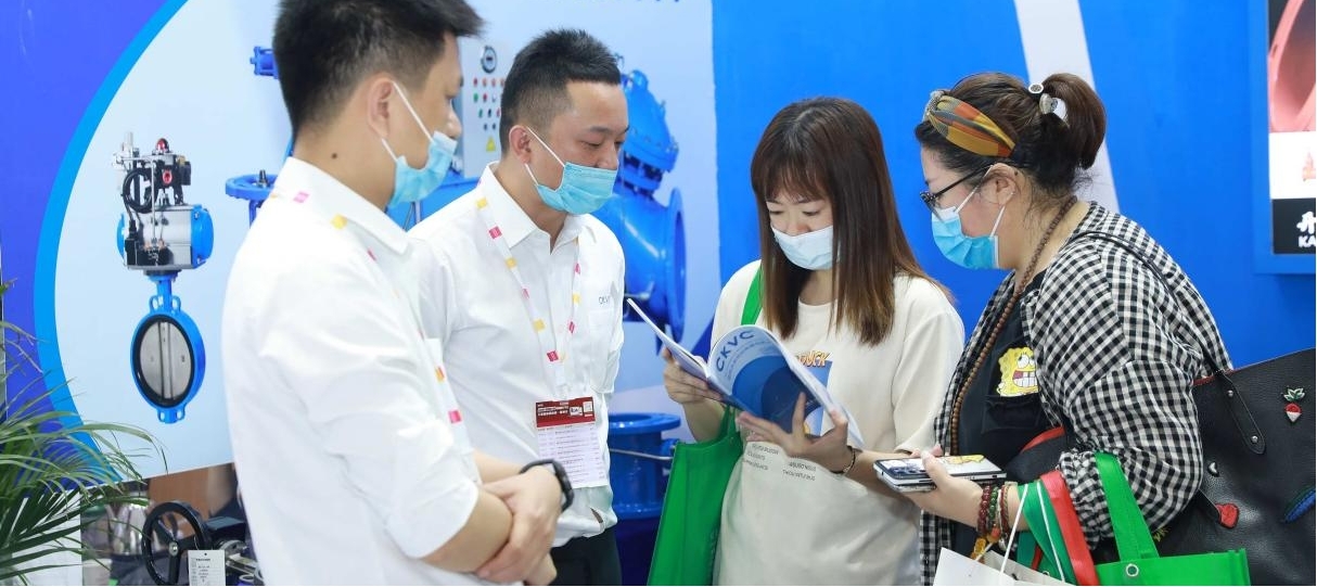 2021廣東泵閥展展會(huì)現(xiàn)場(chǎng)觀眾與展商交流中 2021廣東泵閥展展會(huì)現(xiàn)場(chǎng)觀眾與展商交流中